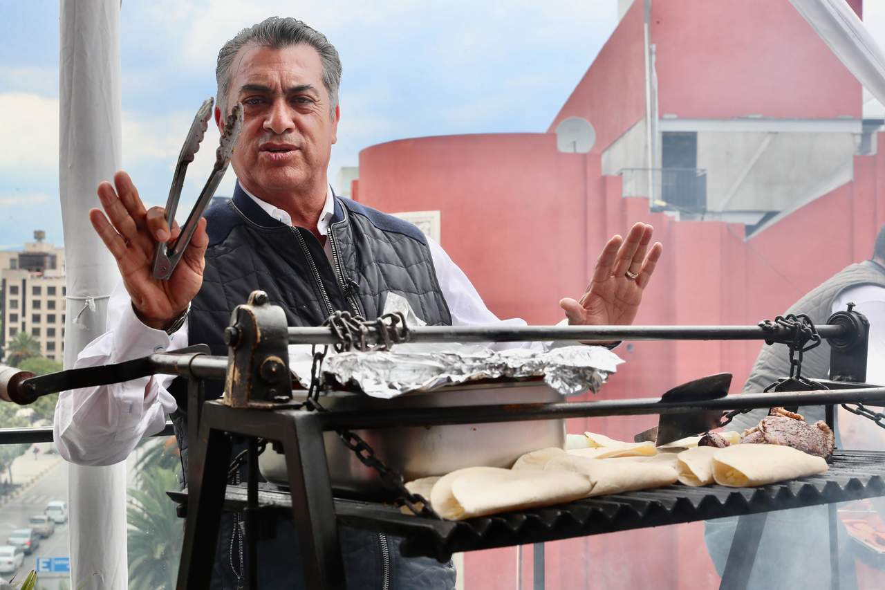'El Bronco' organizó una carne asada en la Ciudad de México, a la que invitó a estudiantes universitarios, comió con ellos y 'chacoteó', como él calificó su plática con ellos. (EL UNIVERSAL)
