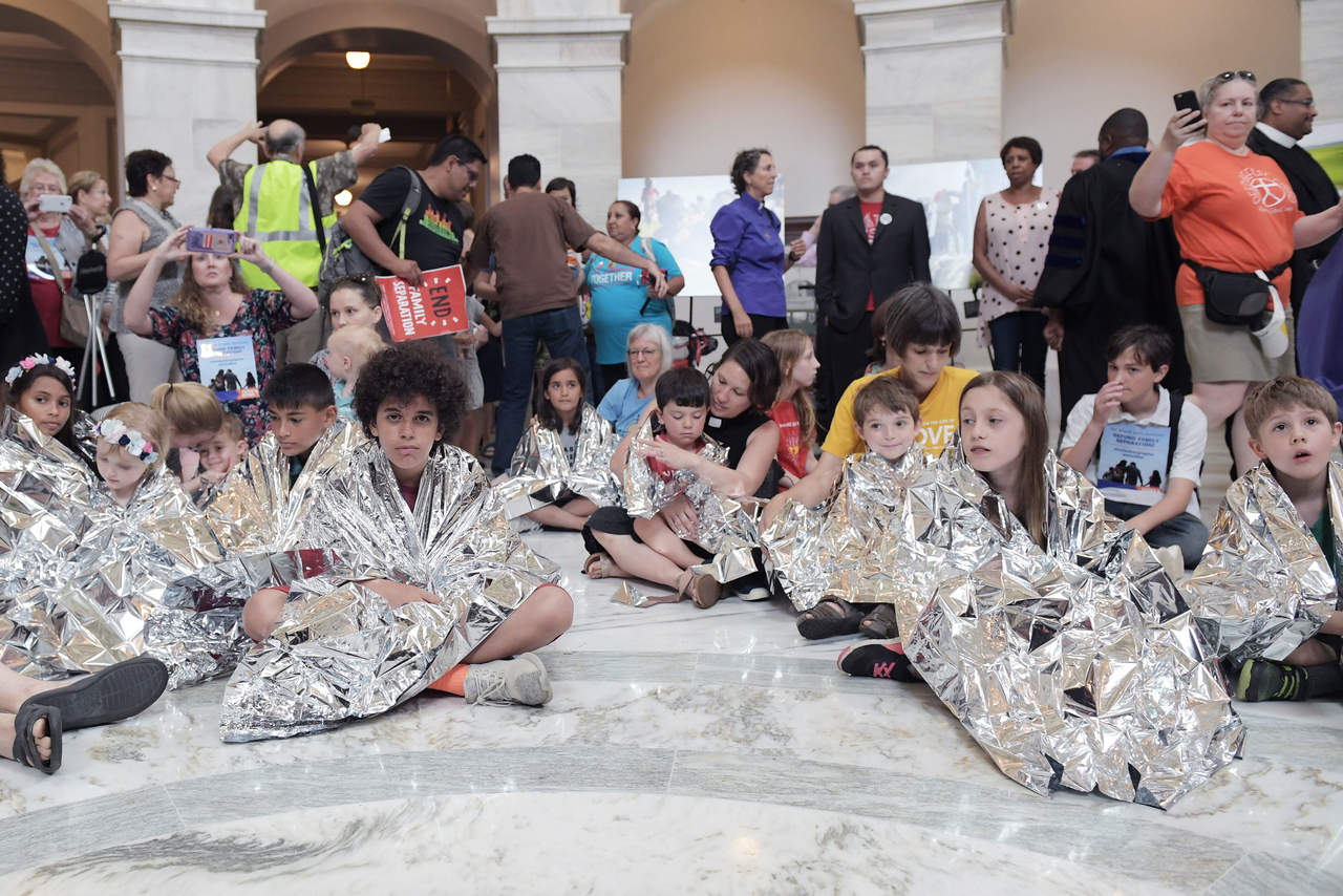 Con letreros, fotografías de los niños separados y entonando cánticos, los manifestantes se acomodaron tan cerca de la residencia presidencial como el Servicio Secreto de EU les permitió. (EFE)