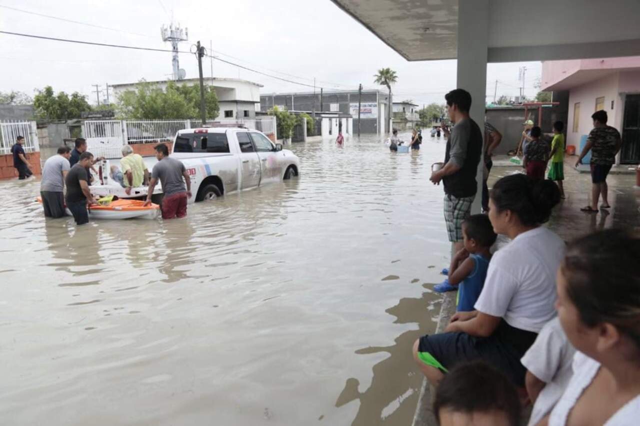 El coordinador general de Protección Civil, Pedro Granados, confirmó que hasta el momento son tres las personas que han perdido la vida durante los aguaceros, dos en Reynosa y uno en Matamoros, dos de ellos electrocutados. (ESPECIAL)