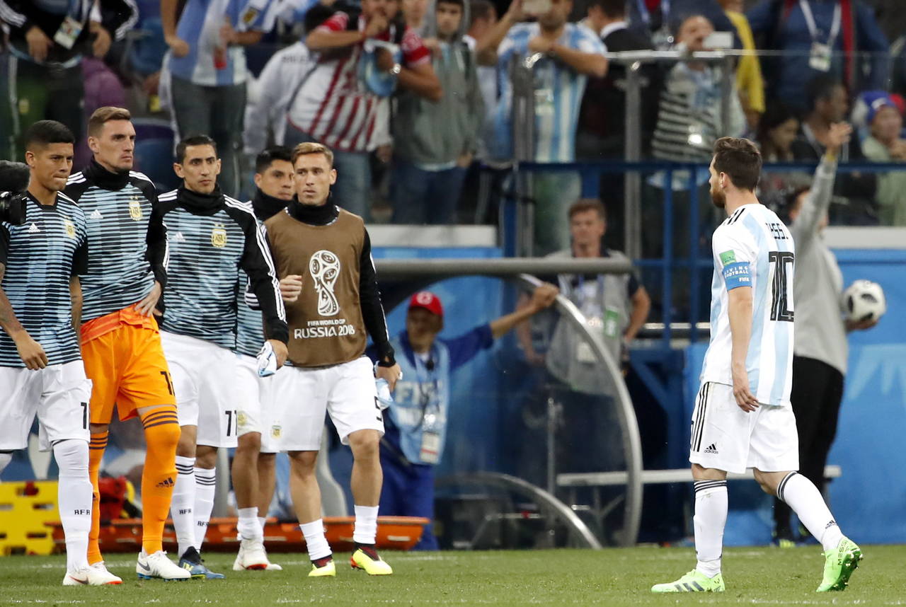 Messi deja el campo tras la derrota de Argentina ante la mirada de sus compañeros. (EFE)