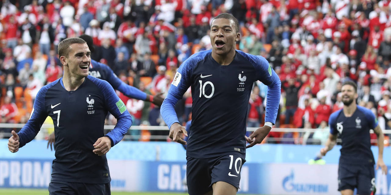 Kylian Mbappé (d) celebra junto a Antoine Griezmann tras marcar el único gol. (AP)