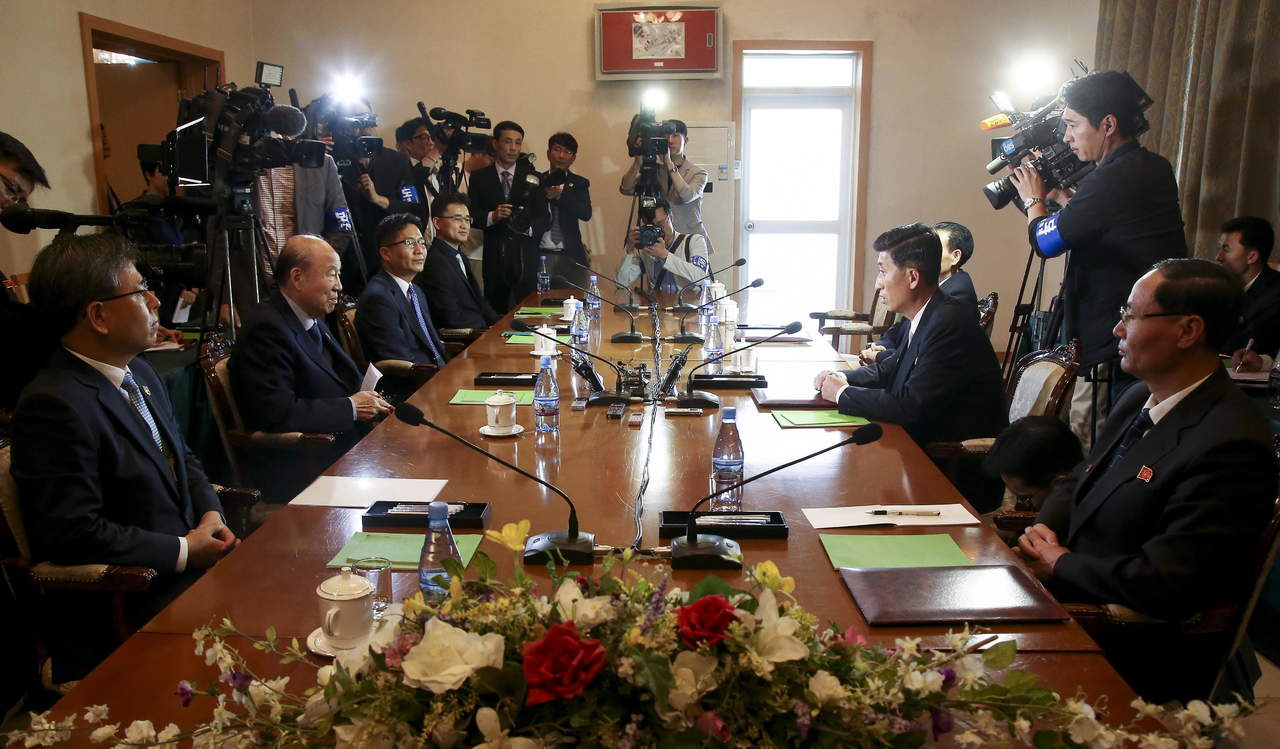 La delegación surcoreana está encabezada por el director de la Cruz Roja surcoreana, Park Kyung-seo, mientras que al frente del equipo del Norte se encuentra el vicepresidente del comité encargado de relaciones intercoreanas en el Norte, Park Yong-il. (EFE)