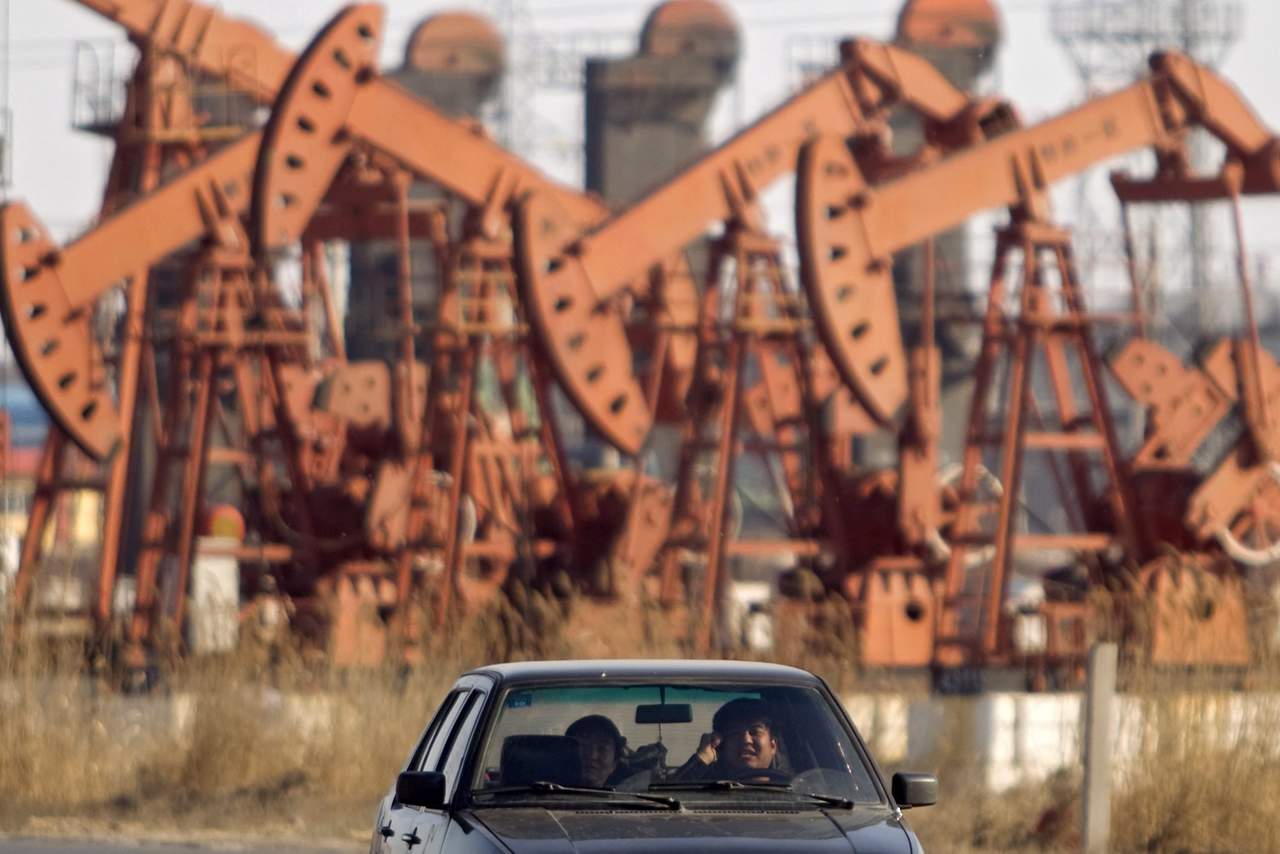 La OPEP y otros diez productores, entre ellos Rusia, han acordado hoy en Viena elevar su oferta de crudo en un millón de barriles diarios (mbd), lo que se traducirá en un incremento real de unos 600,000 barriles adicionales a partir de julio. (ARCHIVO)