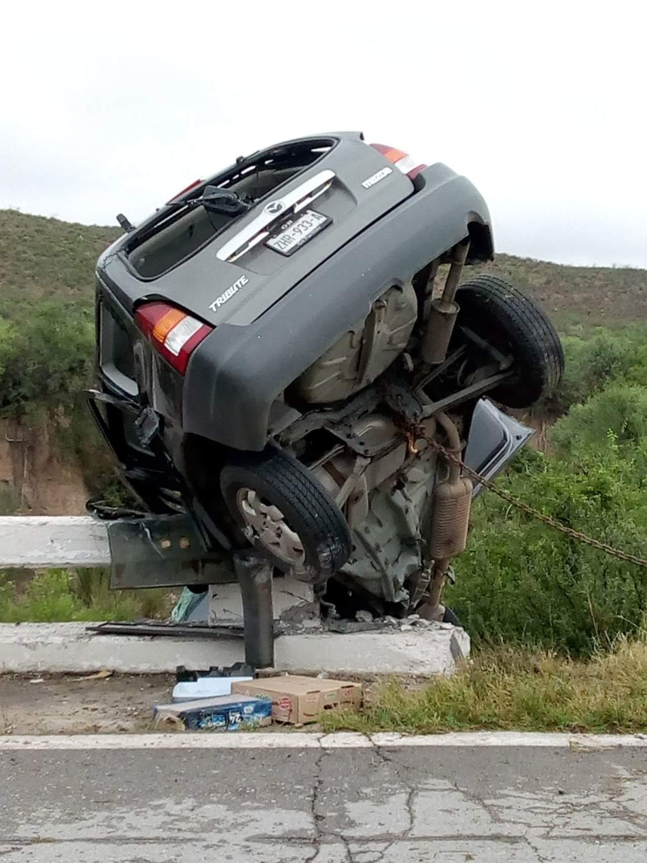 Elementos de la Policía Federal división caminos se encargaron de realizar los peritajes correspondientes sobre el accidente. (EL SIGLO DE TORREÓN)