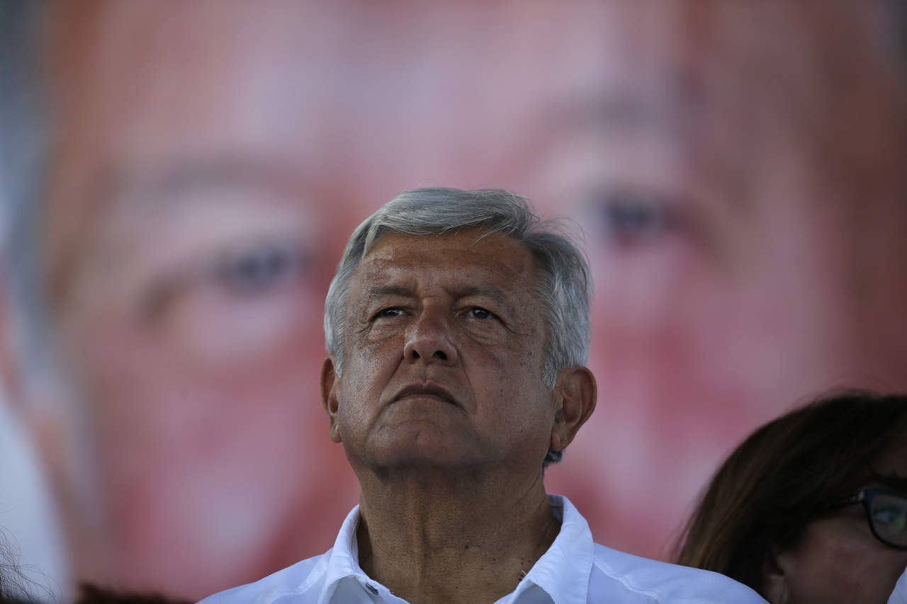 El colectivo de familiares, amigos desaparecidos de Tamaulipas se manifestaron ante Andrés Manuel López Obrador, candidato presidencial por la coalición Juntos Haremos Historia, previo a su cierre de campaña regional en la capital del estado. (AP)