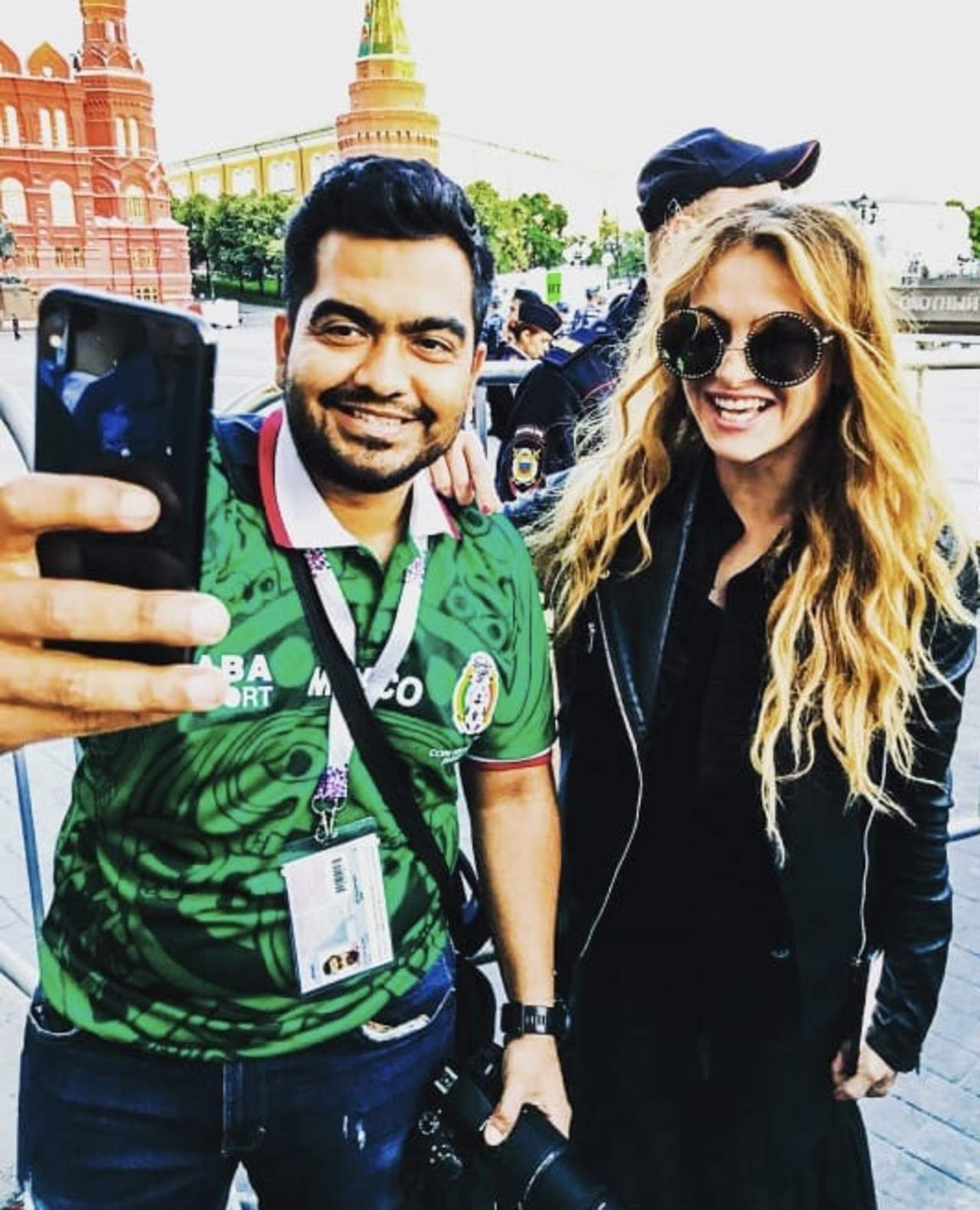 Su selfie con la intérprete de 'Lo haré por ti' lleva casi los 90 likes. (Cortesía)