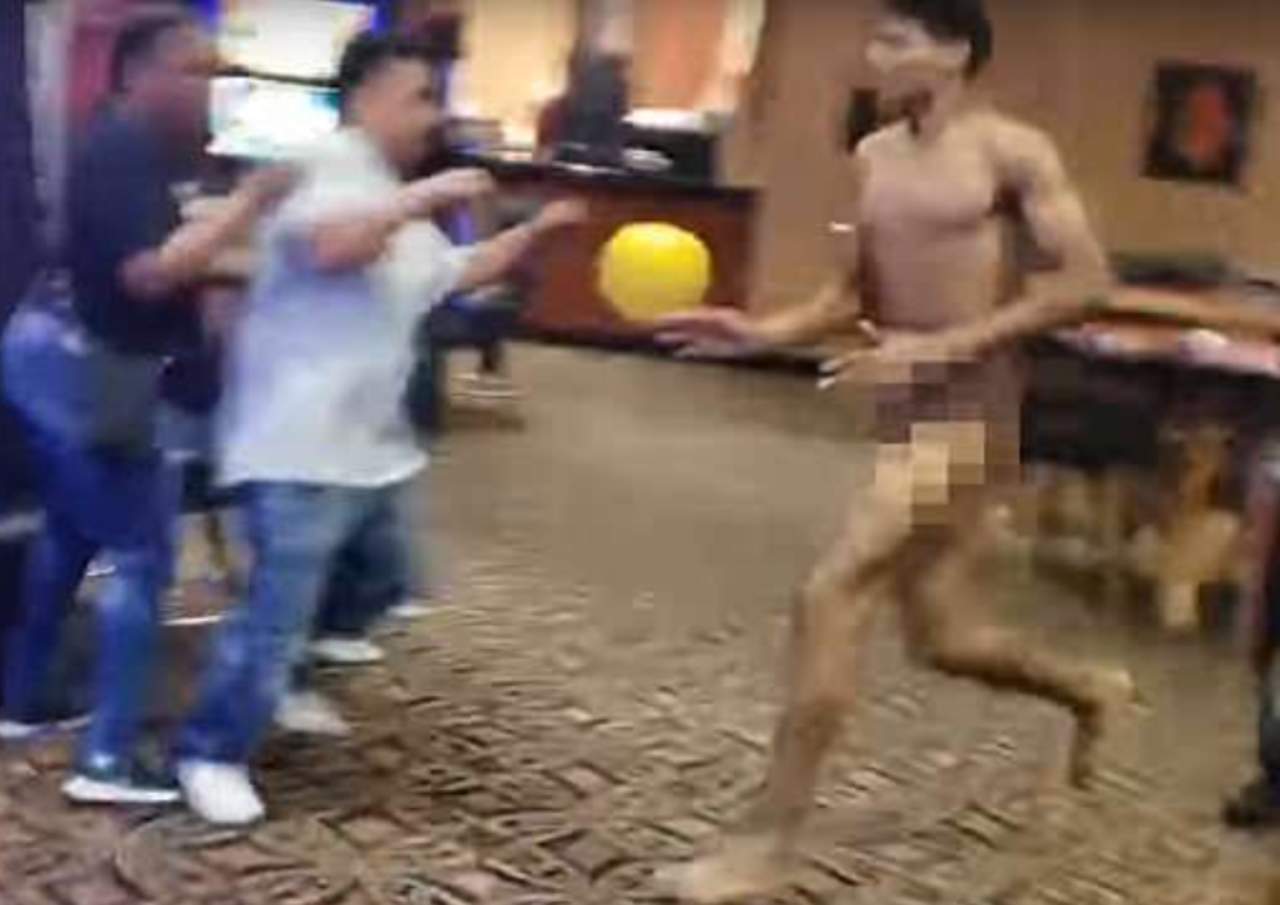 Hombre desnudo se enfrenta a policías tras irrumpir en un casino