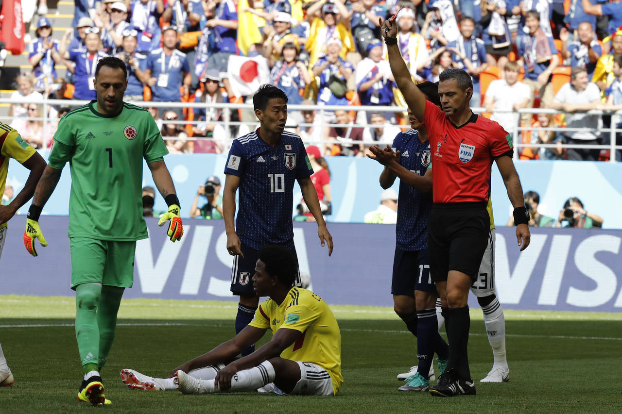 El árbitro esloveno Damir Skomina muestra la tarjeta roja a Carlos Sánchez, de la selección de Colombia. (AP)
