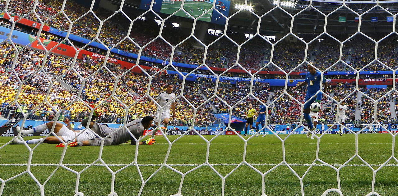 Neymar empuja el balón para marcar el segundo tanto de Brasil ante Costa Rica. (EFE)