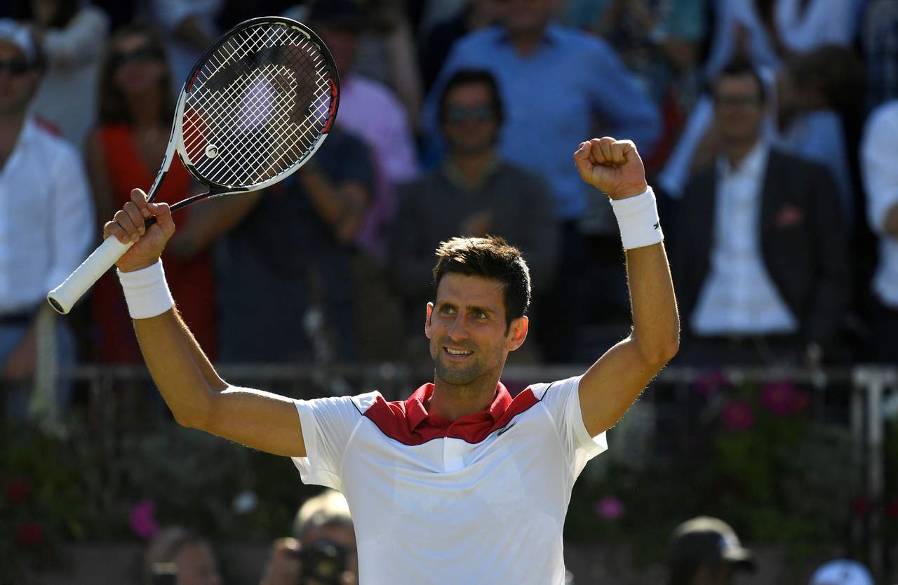 Novak Djokovic derrotó 7-1, 6-1 a Adrian Mannarino en los cuartos de final del torneo de Queen’s. (EFE)