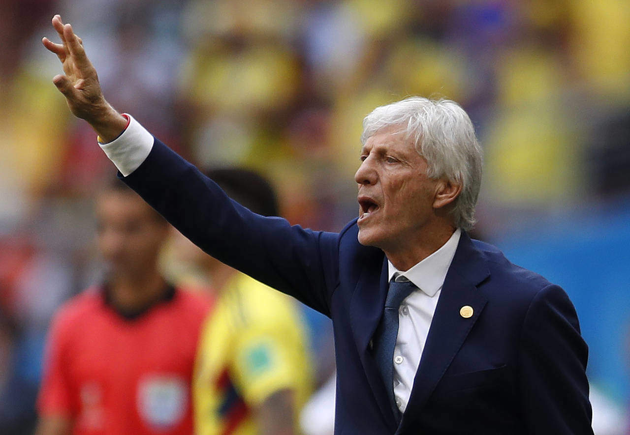 El técnico argentino de Colombia, José Pekerman, hace una señal durante el partido del martes 19 de junio, contra Japón. El encuentro se disputó en Saransk, Rusia. (AP)