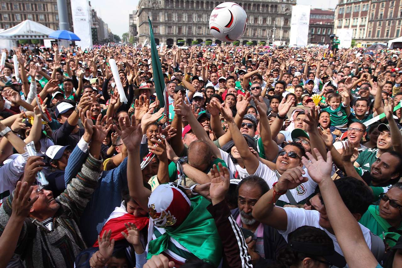 Miles disfrutaron del partido de México desde el Zócalo capitalino. (EFE) 