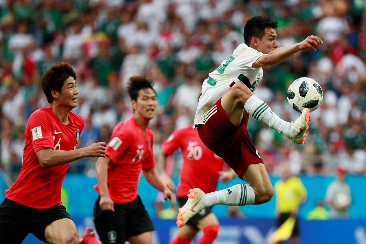 El delantero mexicano Hirving Lozano (d) controla un balón durante el partido Corea Sur-México. (EFE)