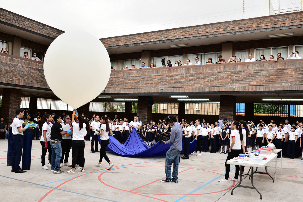 Acto. El lanzamiento espacial estuvo a cargo de alumnos del Colegio Mijares y se llevó a cabo en el patio escolar.