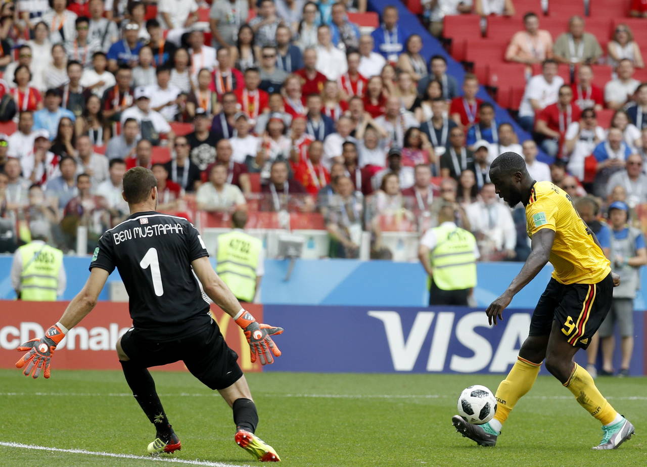 Romelu Lukaku (d) anota el tercer gol de Bélgica en el triunfo sobre Túnez. El delantero llegó a 4 tantos en el Mundial e igualó a Cristiano Ronaldo en el liderato de goleo. (EFE)
