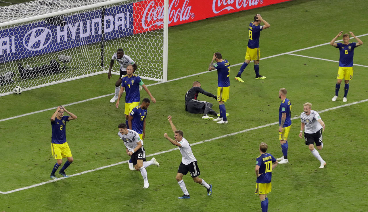 La selección alemana sacó la casta y vino de atrás para derrotar de último minuto 2-1 a Suecia y ahora tener el destino en sus manos, ya que de vencer por dos goles a Corea en el último juego estarán en octavos de final. (AP)