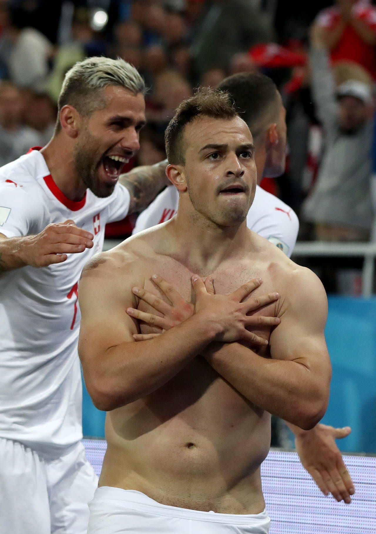 Xherdan Shaqiri celebra el triunfo de Suiza sobre Serbia con un gesto nacionalista. Serbios, más furiosos con árbitro que con gesto 
