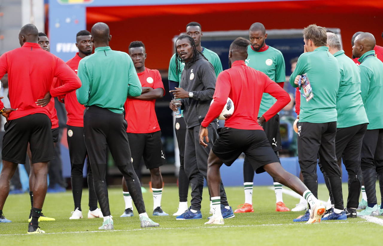 El entrenador Aliou Cisse dirige la práctica de Senegal. Senegal-Japón; duelo entre 2 equipos que sorprenden