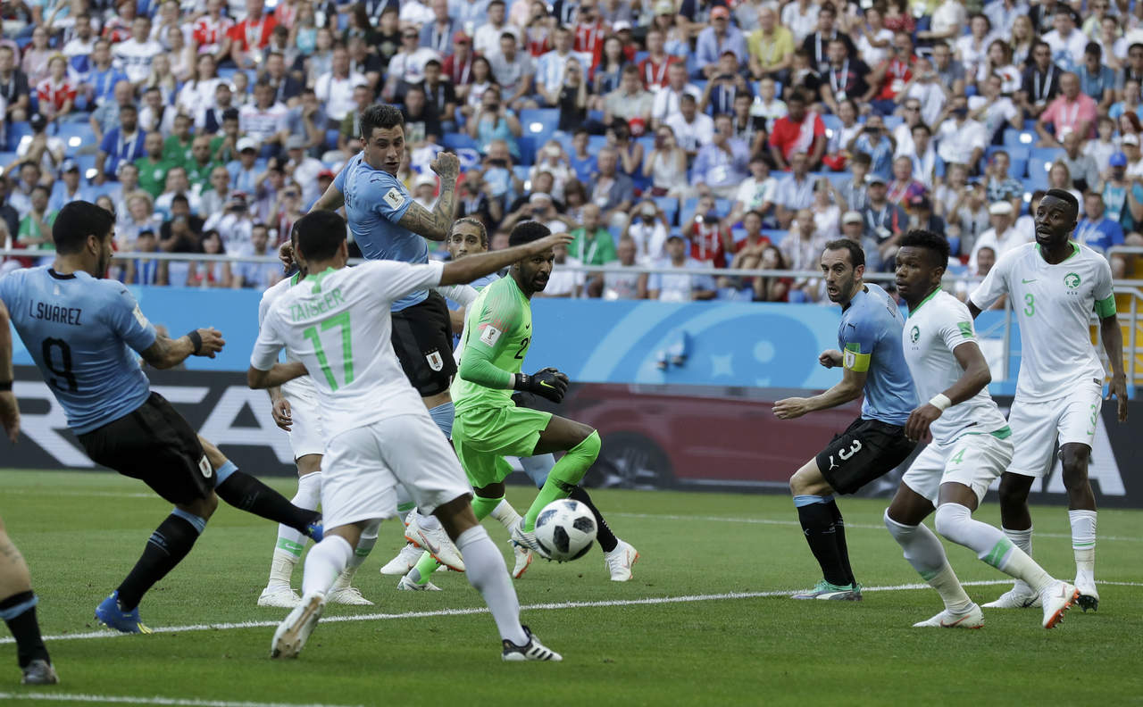 Luis Suárez anota contra Arabia Saudí el único gol marcado por la dupla que forma con Edinson Cavani. (AP)