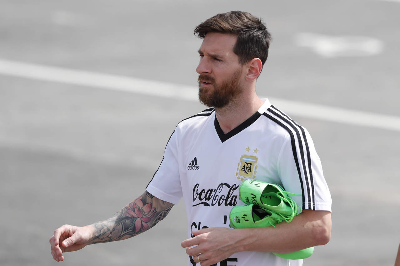 Messi celebra su cumpleaños 31 disputando la fase de grupos del Mundial con Argentina, la cual atraviesa un déficit en su rendimiento y se juega el pase el próximo martes.