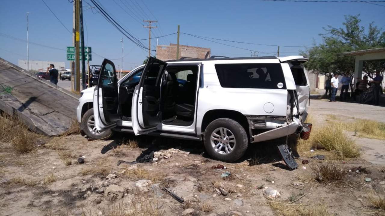 La camioneta Suburban presentó daños de alrededor de los 80 mil pesos. (EL SIGLO DE TORREÓN) 