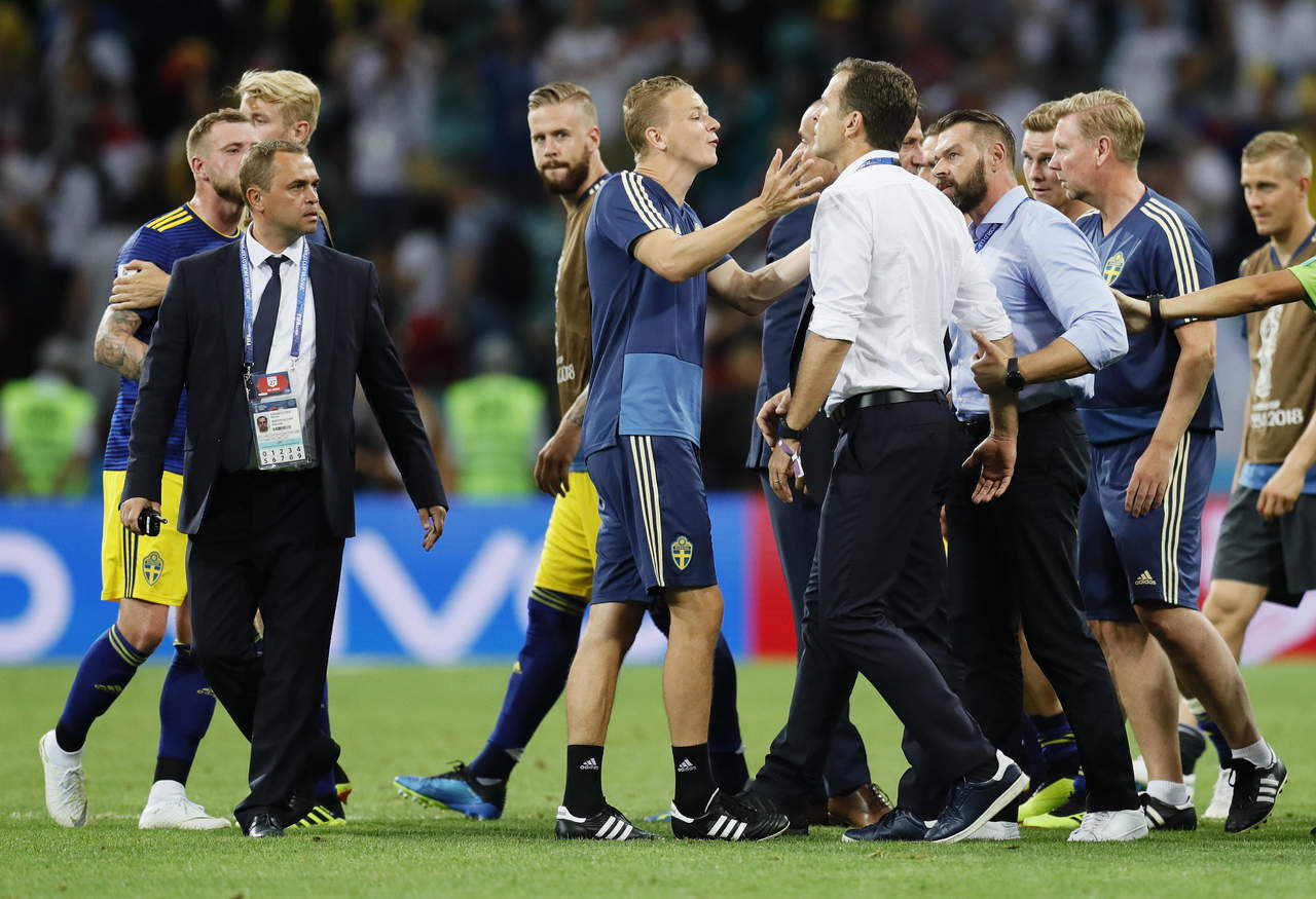 Imágenes del video muestran a Voigt y Behlau mientras caminan hacia el banquillo instantes después de finalizar el partido y aplaudir y señalar a sus rivales.