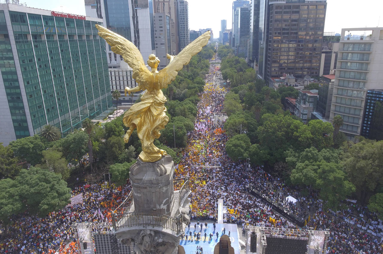 Multitudinario. Los frentistas lograron inundar el Paseo de la Reforma en el cierre de campaña de Ricardo Anaya. (EFE)