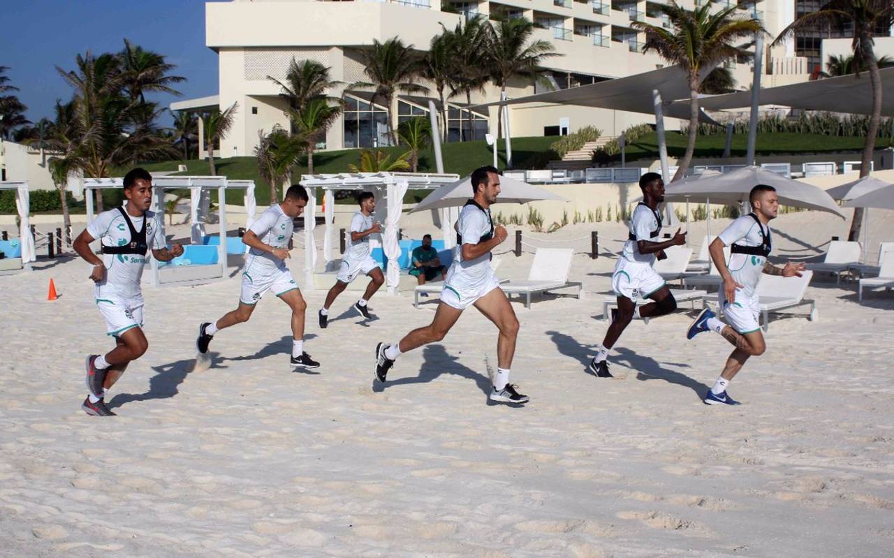Los jugadores del Santos Laguna corren ayer en las playas de Cancún, donde realizan pretemporada. (Cortesía)