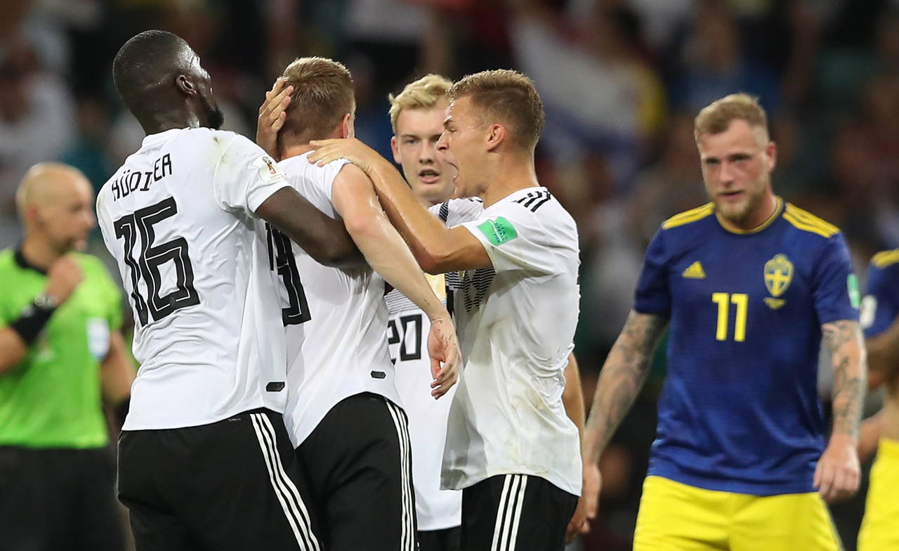 Los jugadores de Alemania celebran su triunfo de último minuto ante Suecia. Alemania enfrenta sanciones por provocar a suecos