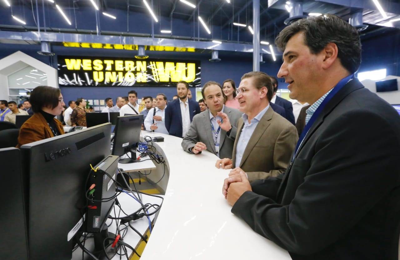 Visita. El gobernador, José Rosas Aispuro Torres visitó la compañía Teleperformance Durango que cuenta con 1,600 empleados.