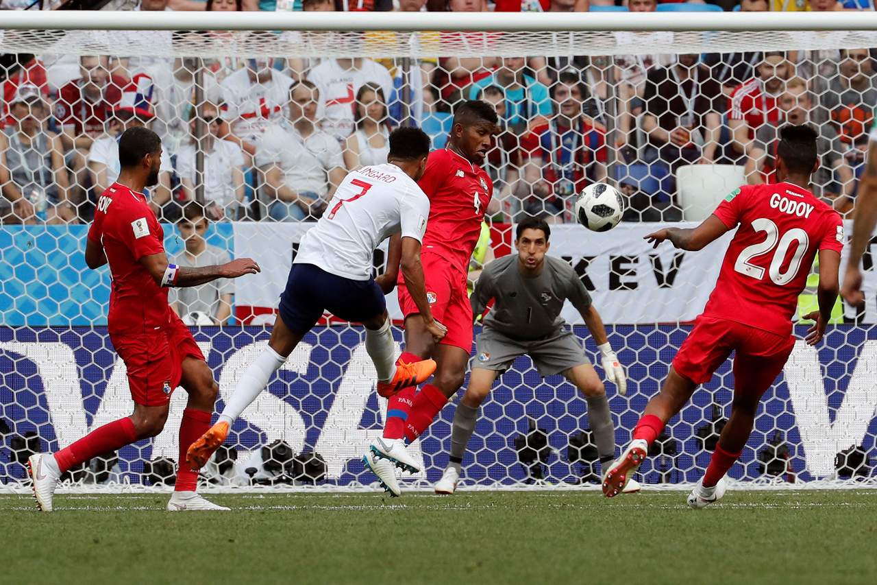 El centrocampista inglés Jesse Lingard (2-i) marca el 3-0, durante el partido Inglaterra-Panamá. (EFE)