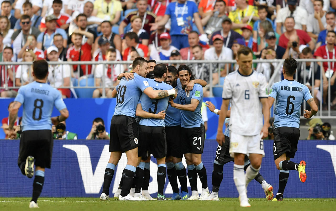 Uruguayos celebran el gol de Luis Suárez.