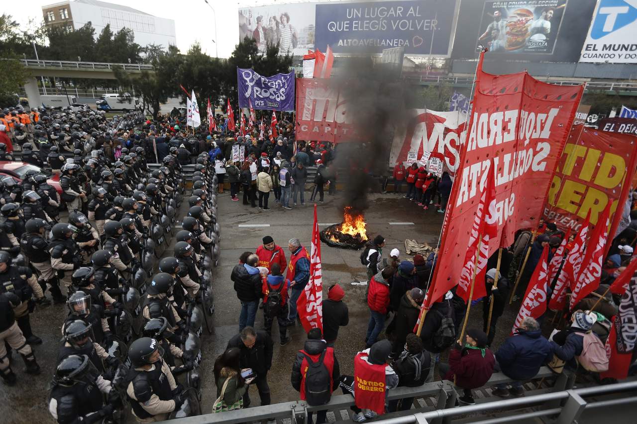 Protestan por las políticas económicas del presidente Mauricio Macri, luego de una devaluación que redujo las expectativas de crecimiento, aumentó la inflación y redujo el poder adquisitivo de los trabajadores. (AP)