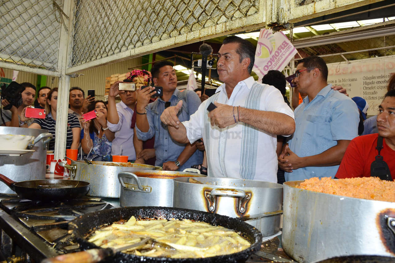 'El Bronco' realizó un recorrido por el Mercado Juárez de Torreón. (FERNANDO COMPEÁN) 