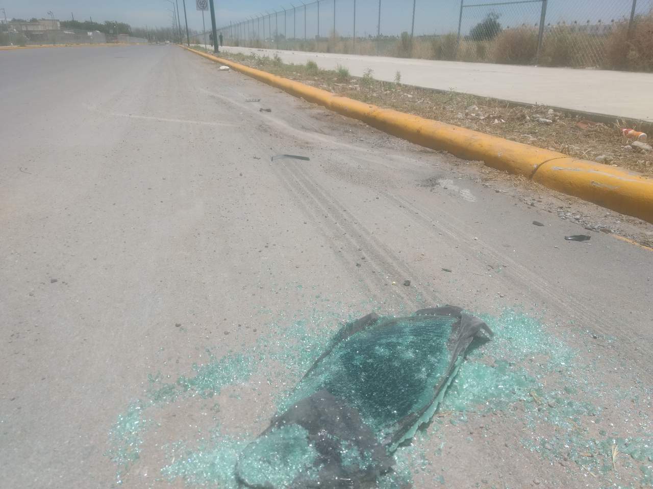 El conductor impactó su vehículo contra una luminaria en el fraccionamiento El Refugio del municipio de Gómez Palacio. (EL SIGLO DE TORREÓN) 