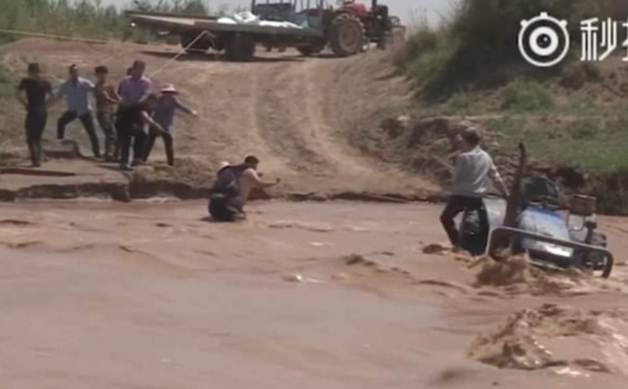 VIDEO: Bomberos rescatan a una pareja varada en el cauce de un río