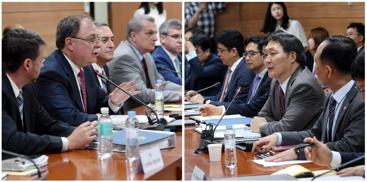 La reunión celebrada hoy en Seúl, que se prolongará hasta mañana, supone la cuarta ronda de diálogo este año entre los dos países para tratar de cerrar el asunto antes de finales de 2018, cuando está previsto que expire el acuerdo vigente. (EFE)