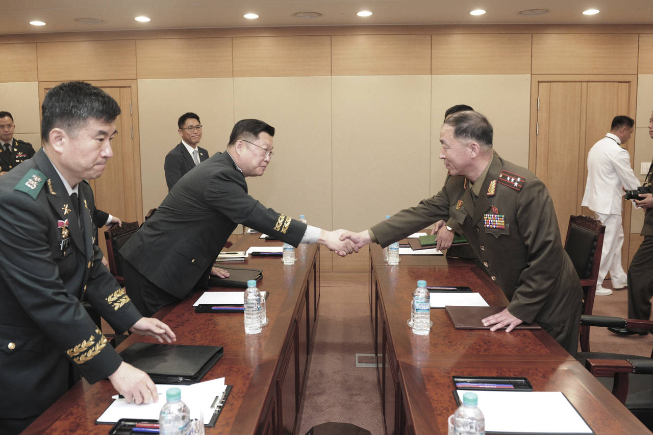 Reunión. Se trata de la primera reunión intercoreana a nivel de coroneles en más de siete años. (AP)