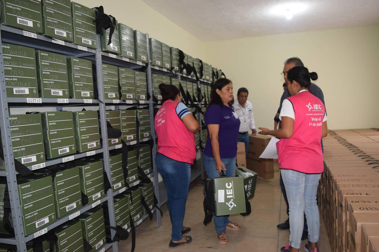 Entrega. Los materiales electorales se empezaron a entregar ayer a los presidentes de casilla y la distribución culmina el viernes. (EL SIGLO DE TORREÓN/MARY VÁZQUEZ)