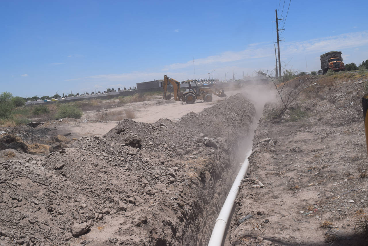 Trabajos. Se reemplazó un buen tramo de tubería de los pozos Jaboncillo y Leal, para corregir el desabasto de agua en San Pedro. (EL SIGLO DE TORREÓN/MARY VÁZQUEZ)