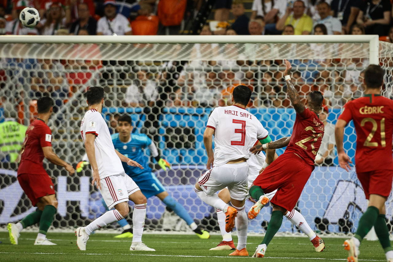 Ricardo Quaresma (20) golpeó el balón con la parte externa del pie derecho para marcar el tanto de Portugal ante Irán. (EFE)