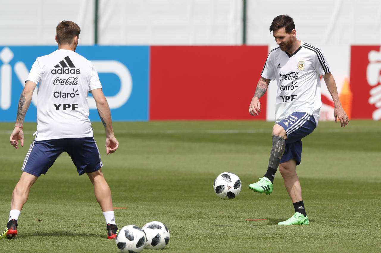 El tan criticado Lionel Messi (d) buscará ayudar a su selección para derrotar a Nigeria y que Argentina logre su pase a los octavos de final. (AP)