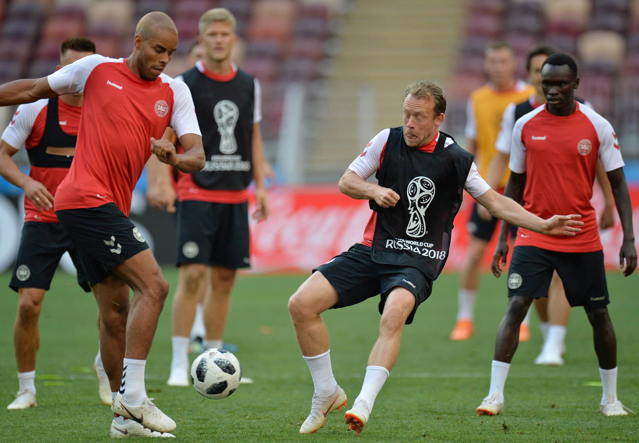Los jugadores de Dinamarca, Mathias Jorgensen (i) y Michael Krohn-Dehli (d) durante el entrenamiento de ayer en el Estadio
Luzhniki. (EFE)