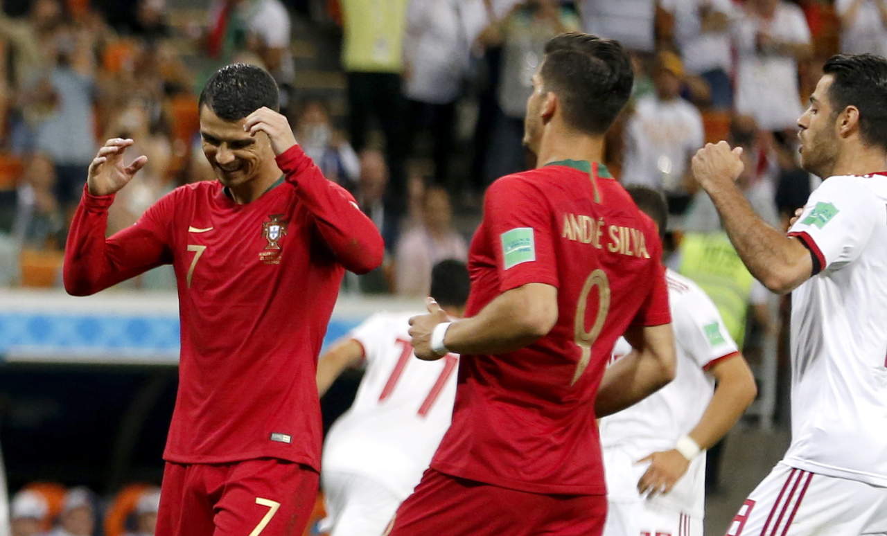 Cristiano Ronaldo se lamenta tras fallar un penal, que hubiera sido el 2-0 a favor de Portugal. (EFE)