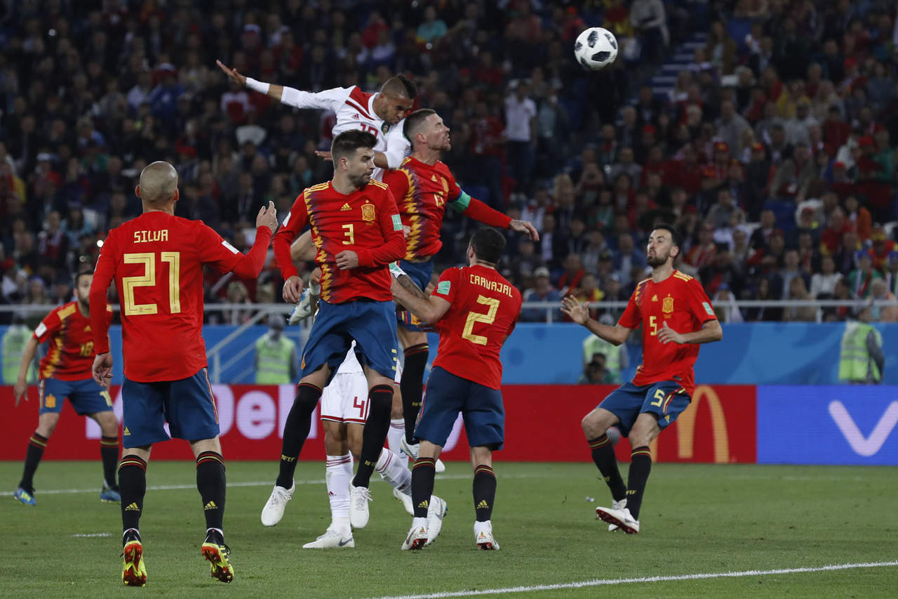 Youssef En Nesyr le gana el salto a Sergio Ramos y marca de cabeza el segundo gol de los africanos. (AP)