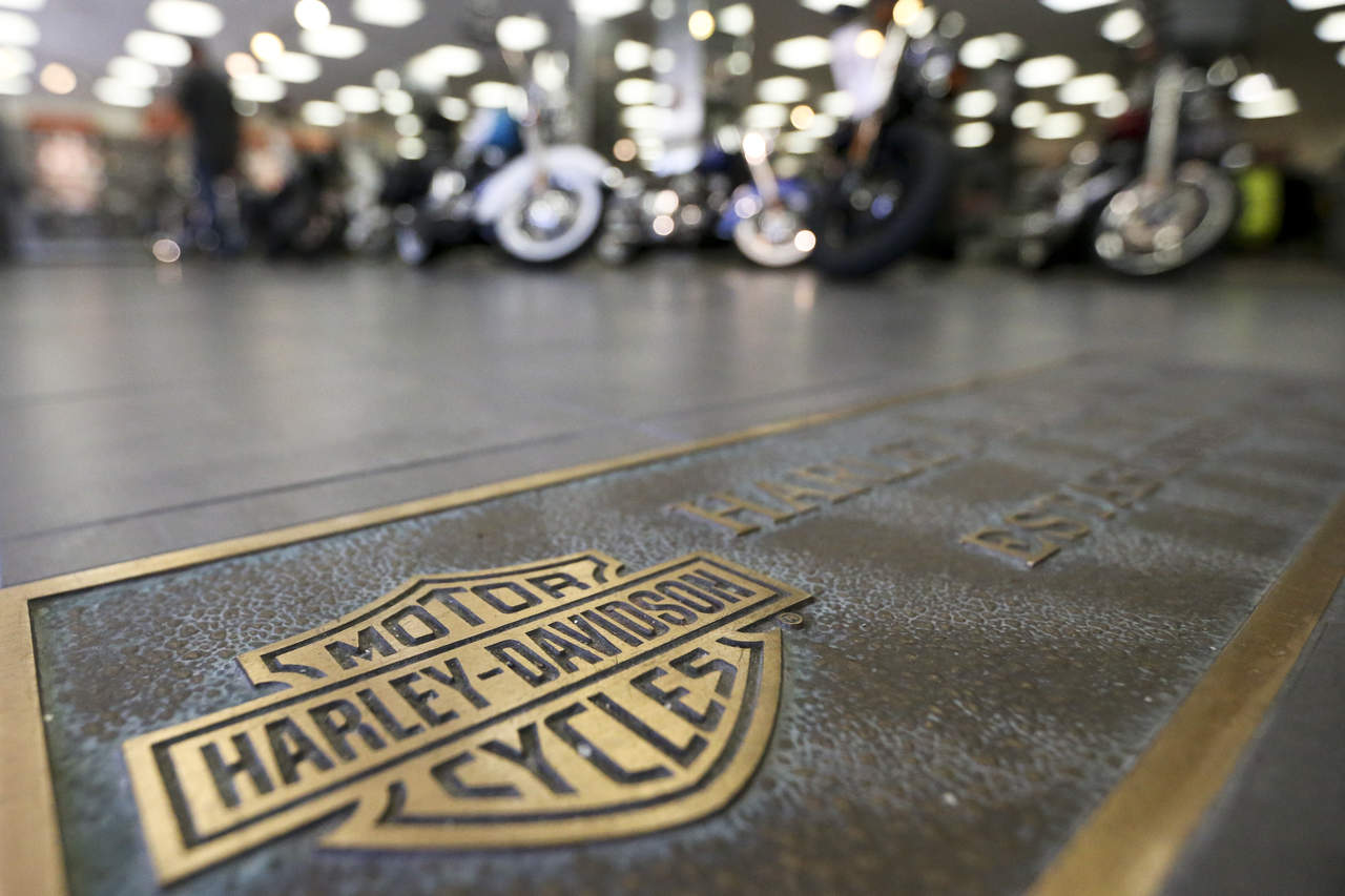 Harley-Davidson anunció este lunes que planea trasladar parte de su producción fuera del país a raíz de los aranceles impuestos recientemente por la UE, una medida que Bruselas tomó para contrarrestar los gravámenes aplicados por Washington. (ARCHIVO) 

