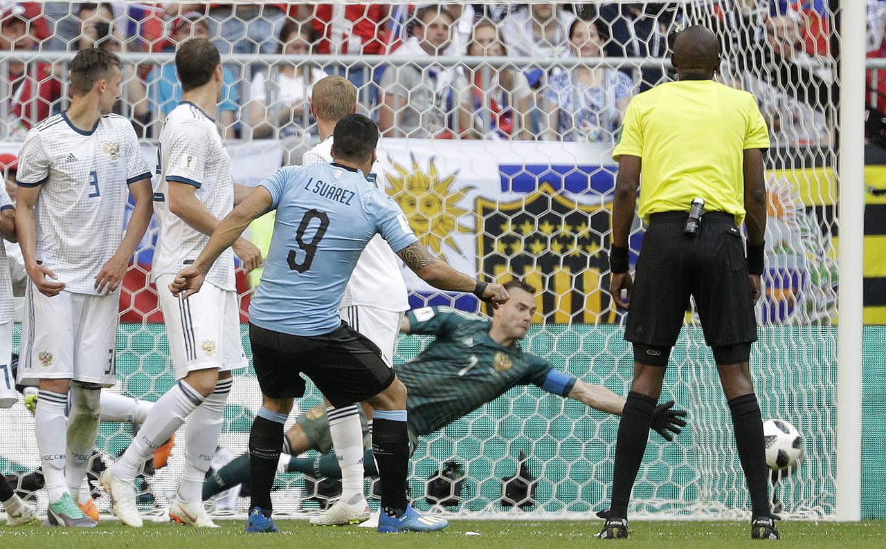 Luis Suárez puso al frente a Uruguay al minuto 10 con un cobro de tiro libre que no pudo desviar Akinfeev. (AP)