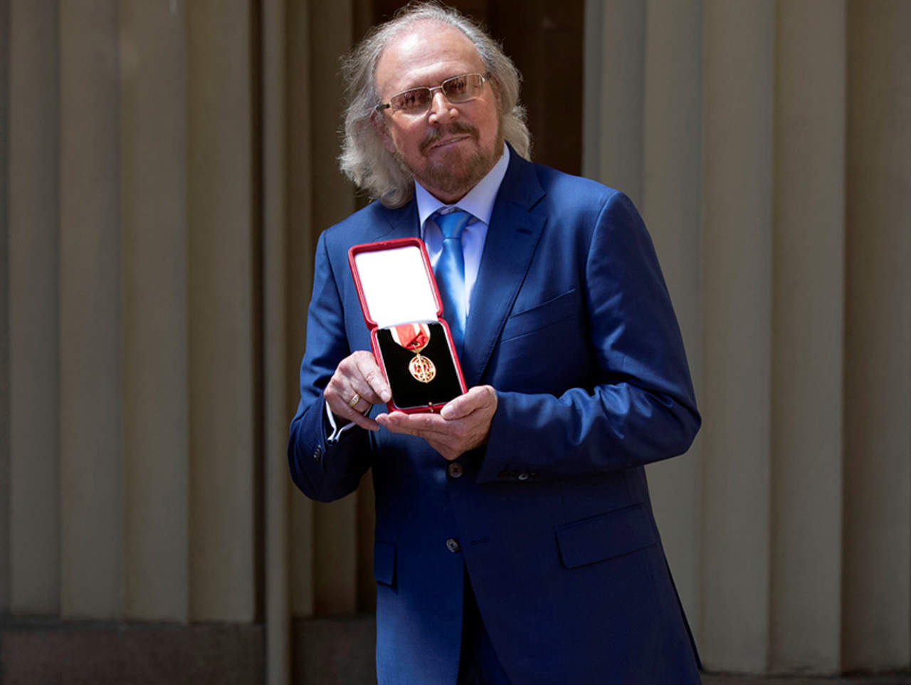 Gibb, de 71 años, recibió la condecoración de manos del heredero al trono británico, el príncipe Carlos, en una ceremonia que tuvo lugar en el palacio de Buckingham. (ESPECIAL)