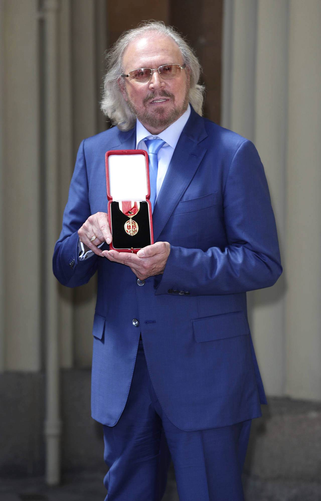 Reconocimiento. El cantante Barry Gibb recibió el título de caballero en el Palacio de Buckingham. (AP)