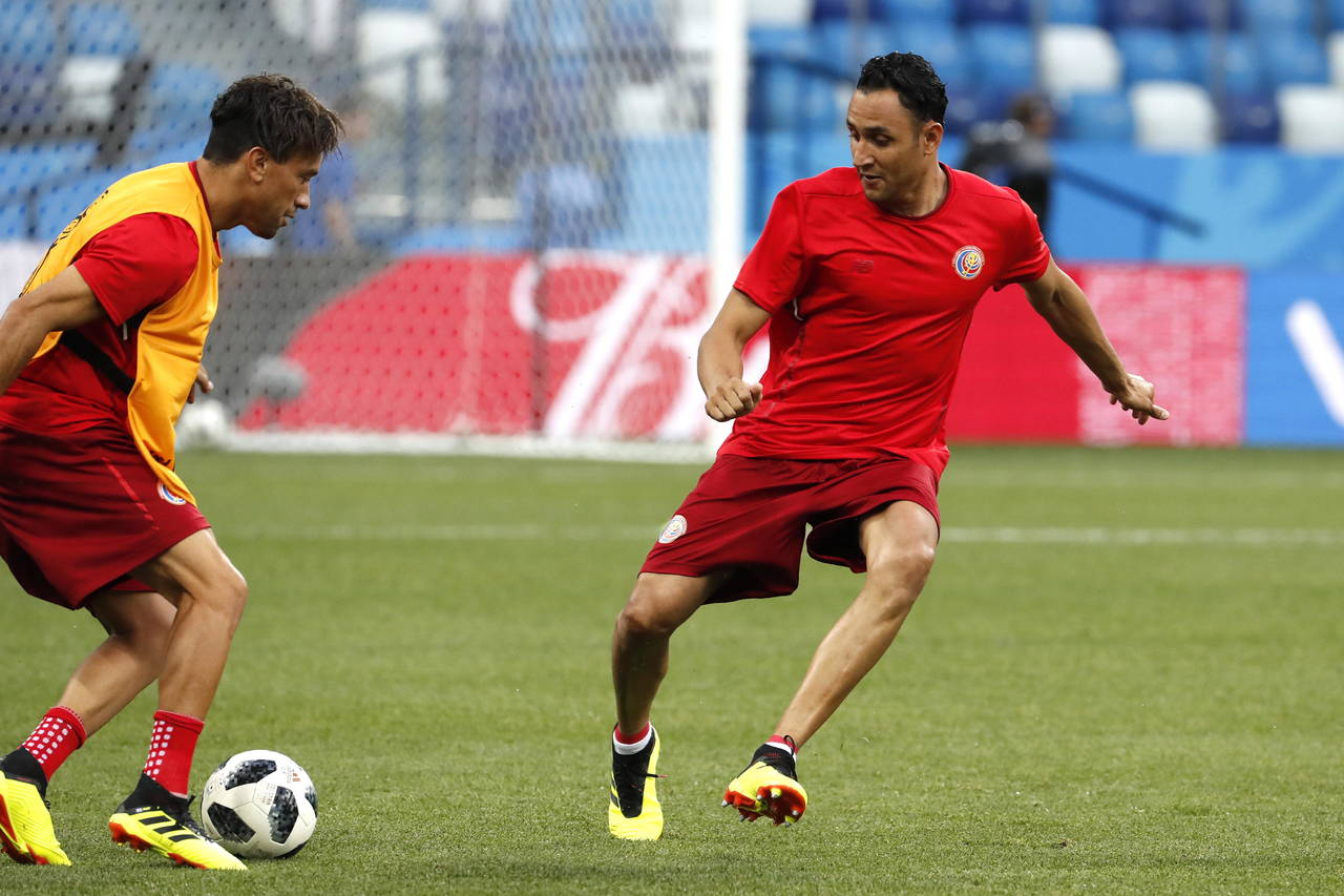 Los jugadores de Costa Rica, Cristian Bolaño y Keylor Navas, en un entrenamiento en Nizhny Novgorod. Costa Rica, por una despedida digna